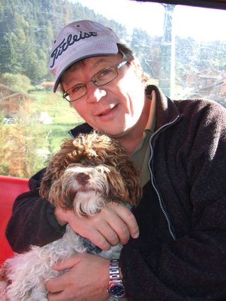 Photo protrait de Pat Naegeli avec son chien Birdie.