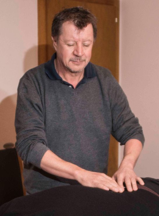 Photo de Pat Naegeli pendant une séance de magnétisme